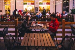 couple-eating-dinner-outside-at-a-restaurant